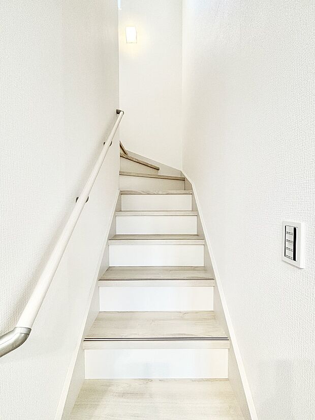 階段は手すり付きなので小さなお子さまやご高齢の方も安心です