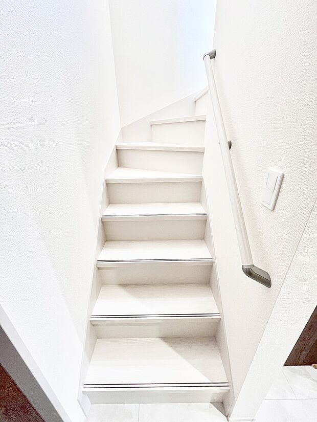 安全性を考慮し階段には手すりを設置しています