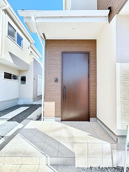 玄関前は雨が降っても濡れにくい屋根付き