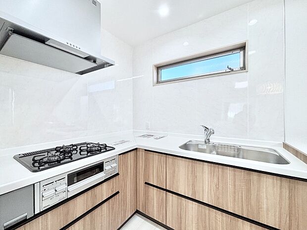 爽やかな風が通り抜けるキッチン。窓があるので明るく換気にも役立ちます。