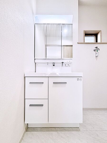 三面鏡キャビネット・シャワー付き洗面化粧台で忙しい朝の身支度もスムーズに！