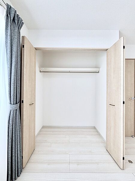 洋室のクローゼット。奥行きがあるので厚手の衣類もすっきり収まります。