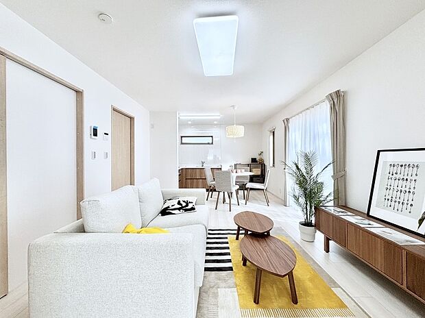 ご家族の会話がはずむ、開放的なダイニング