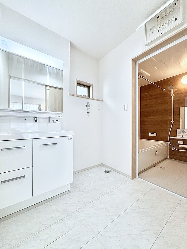 小窓がついているので湿気の多い場所でも換気が十分行えます。毎日の身支度を気持ち良く!