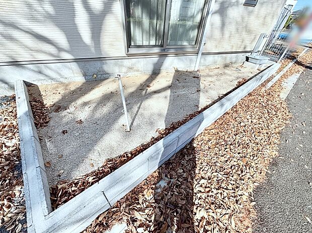 ガーデニングや家庭菜園も楽しめるお庭付き。