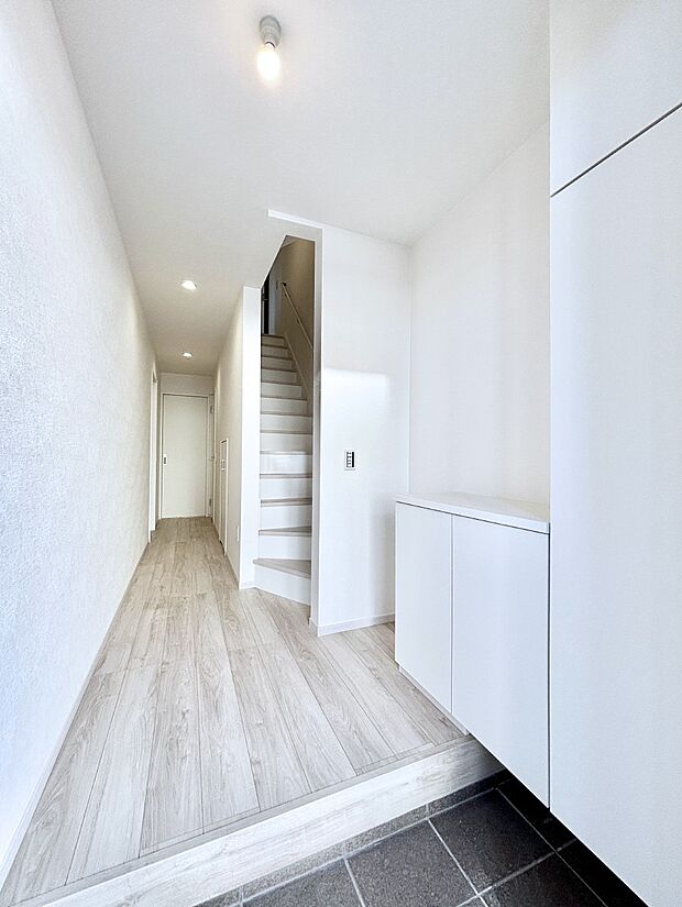 明るい玄関はお客様をお出迎えするのにぴったりです！ 