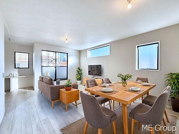 ご家族の賑やかな話し声で包まれる明るいリビング ※家具はCGです