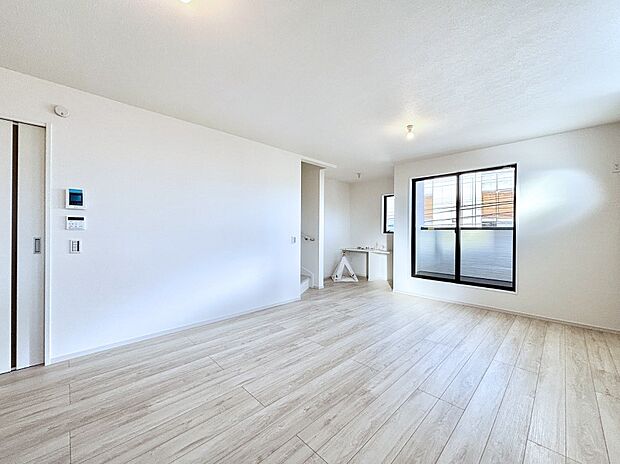 大きな窓からたっぷりの陽光と風を感じられるリビング