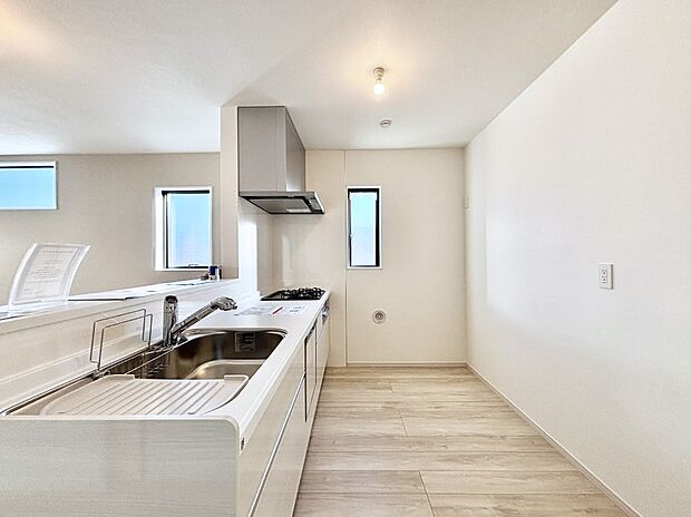 爽やかな風が通り抜けるキッチン。窓があるので明るく換気にも役立ちます。