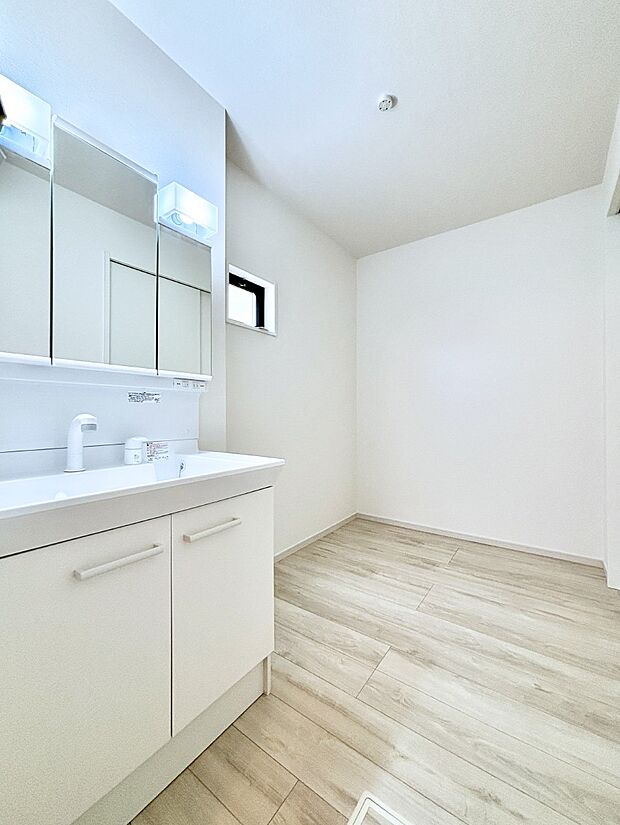 清潔感のある快適空間です。毎日の身支度も気持ち良くお使い頂けます。