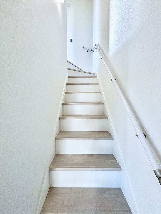 安全性を考慮し階段には手すりを設置しています