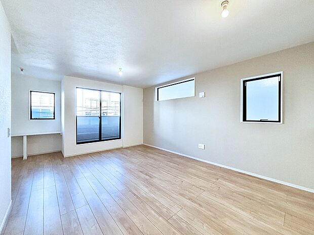 大きな窓からたっぷりの陽光と風を感じられるリビング