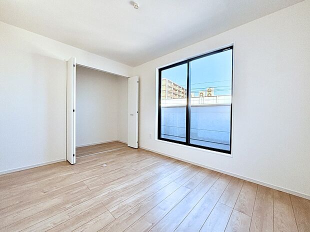 明るいバルコニーサイドに洋室を設置。目覚めの良い寝室に。 