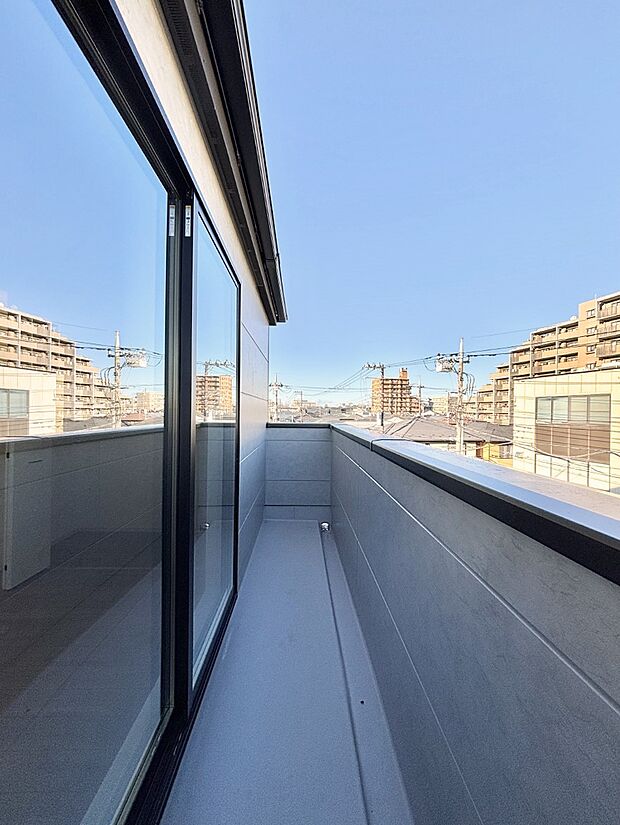 ゆったりバルコニーだから沢山お洗濯ものを干せます。