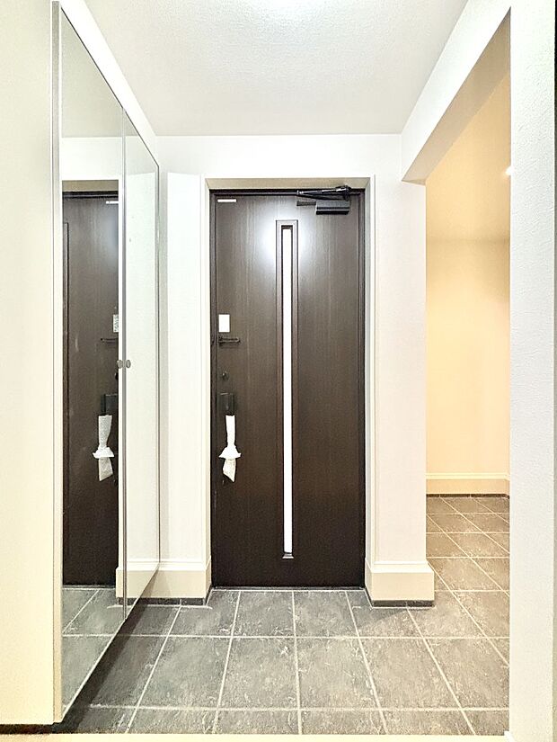 明るい玄関はお客様をお出迎えするのにぴったりです！ 