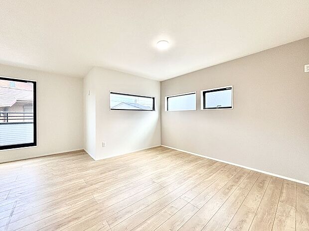 明るい陽光が注ぎ、寛ぎの雰囲気に満たされるリビング・ダイニング。 