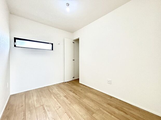 お子さまのお部屋としても！衣類の整理整頓に便利なクローゼット付きの洋室。