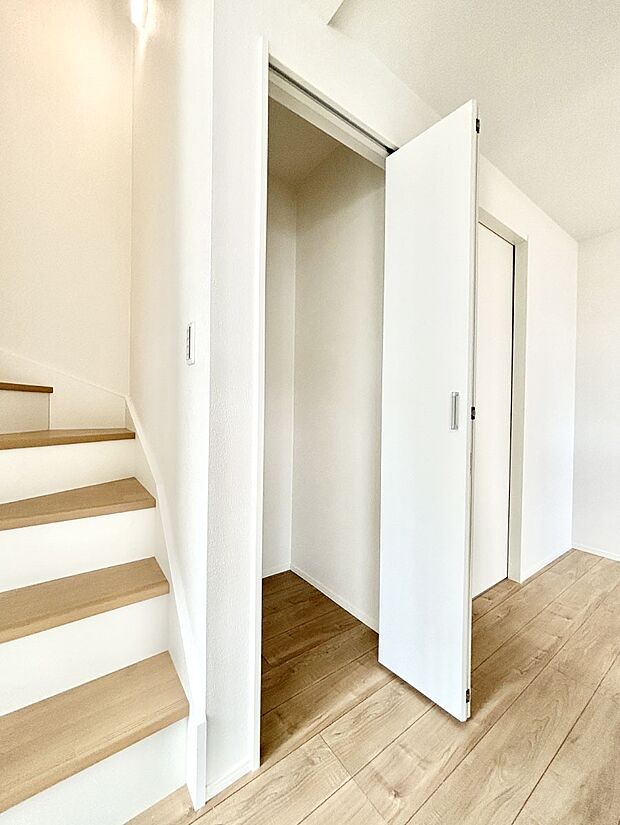 リビング収納。ここに収納があると物が集まるLDKがスッキリ片付きそうですね。  