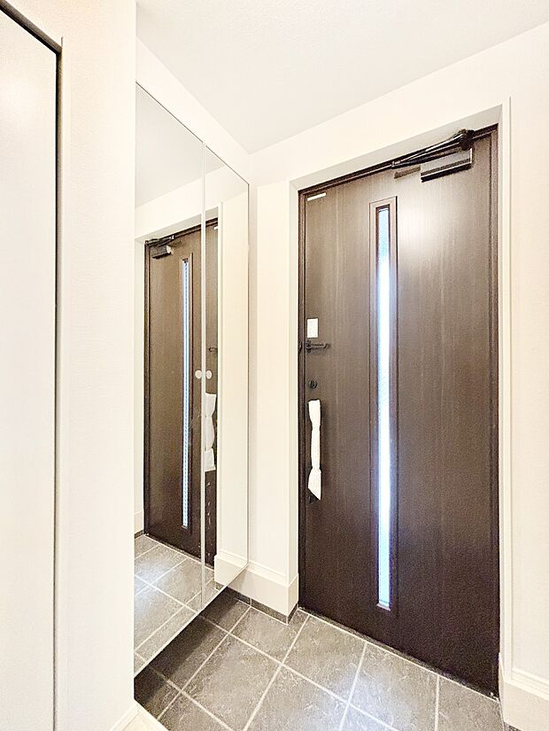 明るい陽光が入り込む玄関。ご家族の靴もスッキリ収納できる玄関収納付き！