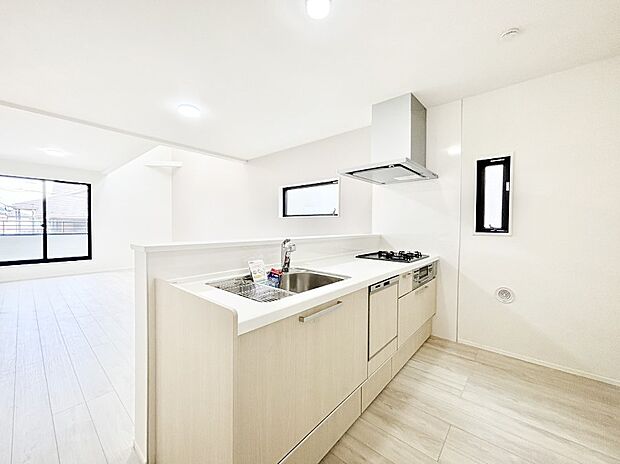 カウンター越しに楽しいおしゃべり。いつものお料理がもっと美味しくなりそうですね。 