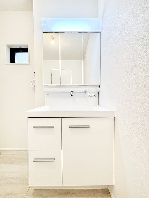 スタイリングに便利な三面鏡、ミラーキャビネットで細かい物スッキリ