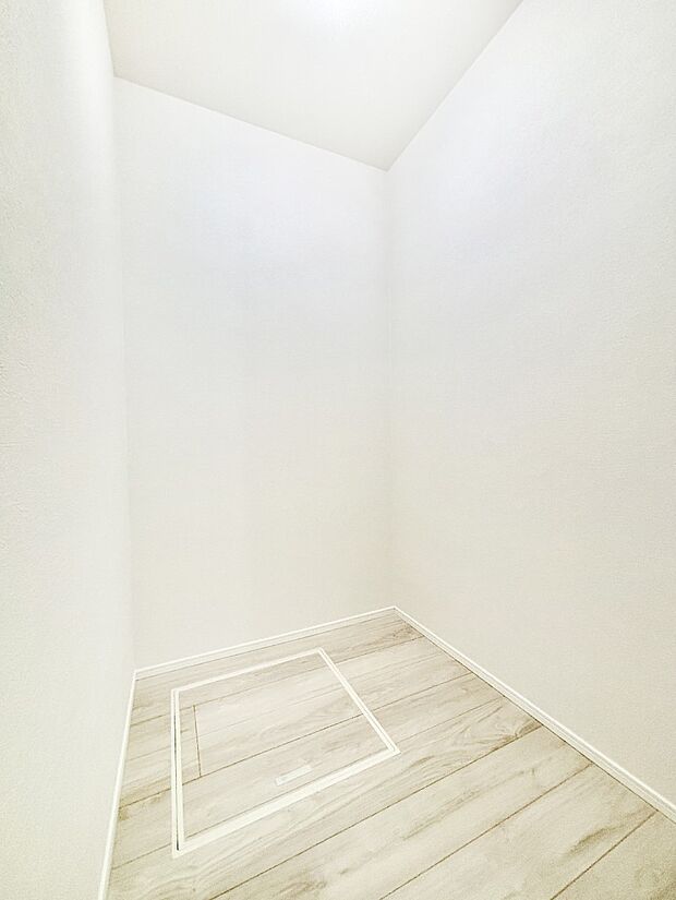 洋室のＷＩＣ。スーツケースや季節小物などをまとめて1か所に収納できます。