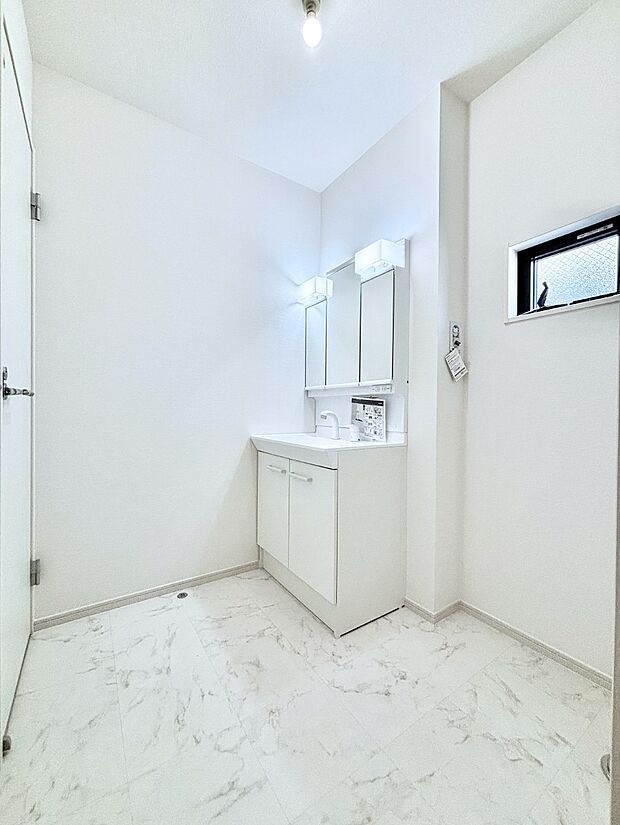 清潔感のある快適空間です。毎日の身支度も気持ち良くお使い頂けます。