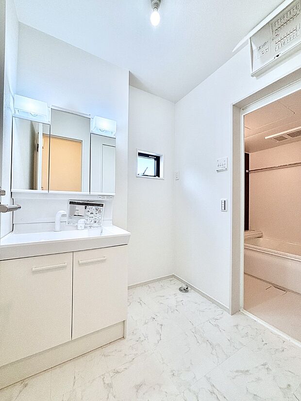 ランドリースペースには嬉しい収納棚が付いています。