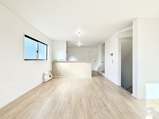 明るい陽光が注ぎ、寛ぎの雰囲気に満たされるリビング・ダイニング。