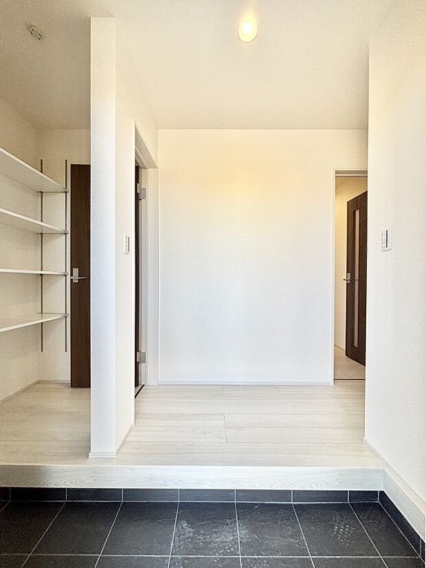 明るい玄関はお客様をお出迎えするのにぴったりです!