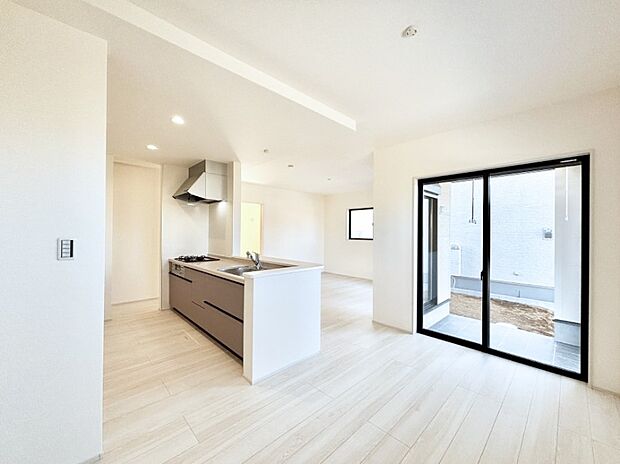 食事スペースとくつろぎスペースを使い分けしやすいプランニング。