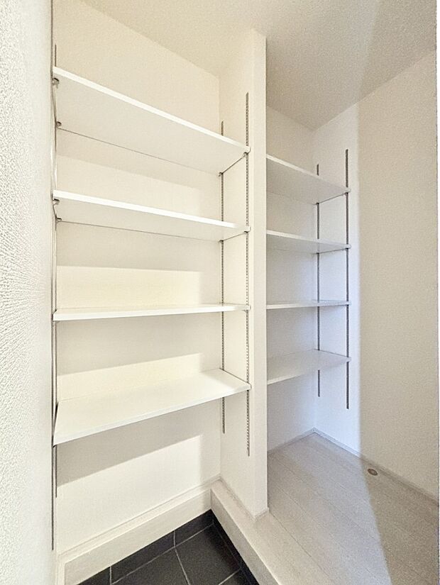 高さを調節できる可動棚付きのシューズインクローク。