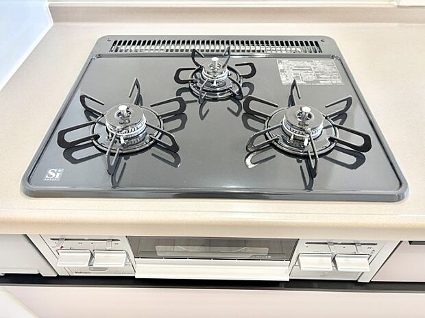 ガスコンロはSiセンサー搭載。火力調節や焦げ付き・消し忘れも防いでくれます。