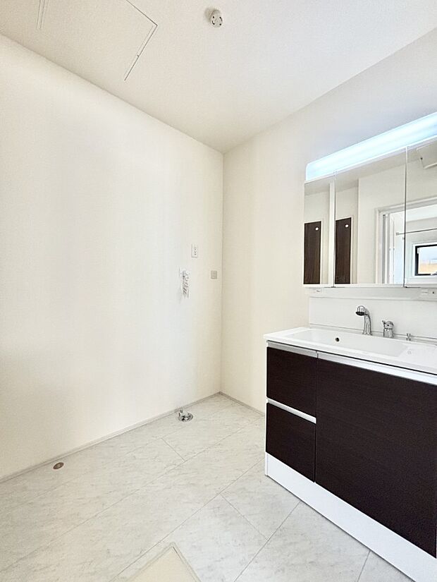 清潔感ある洗面化粧室で朝の身支度も快適