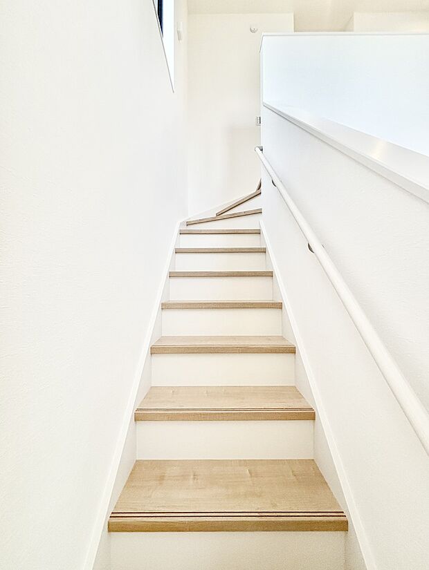 安全性を考慮し階段には手すりを設置しています