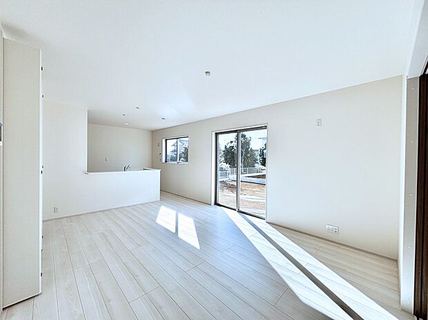 家族団らんの時間も増えそうなくつろぎのリビングダイニング。