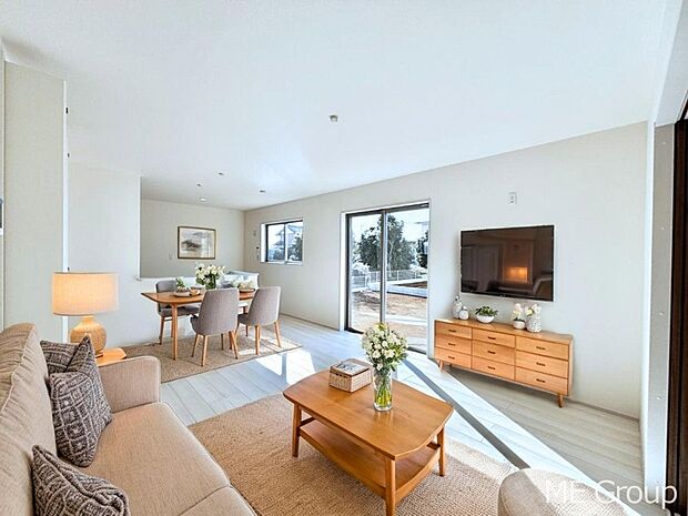 ご家族の賑やかな話し声で包まれる明るいリビング  ※家具はCGです