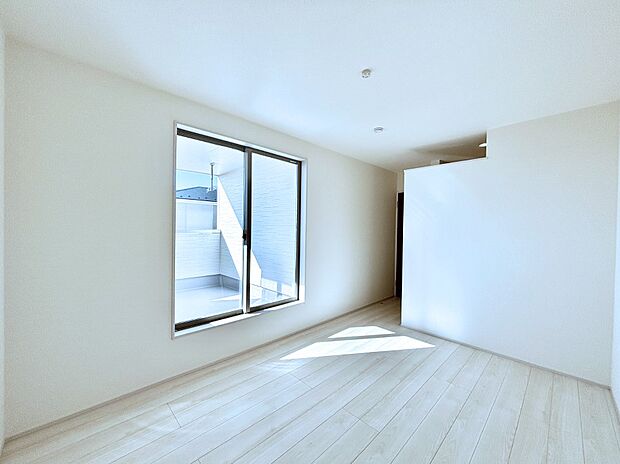 明るいバルコニーサイドに洋室を設置。目覚めの良い寝室に。