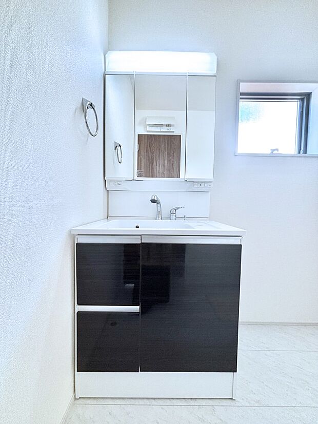 大きく見やすい三面鏡で清潔感ある洗面台は、身だしなみチェックや肌のお手入れにおすすめです。