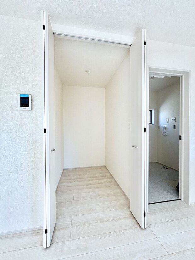 リビングにあるストレージルーム。アイディア次第で収納以外にもいろんな使い方ができそうですね。