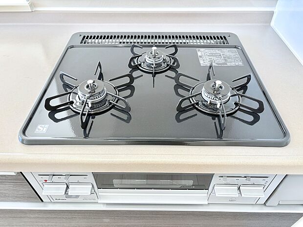 ガスコンロはSiセンサー搭載。火力調節や焦げ付き・消し忘れも防いでくれます。