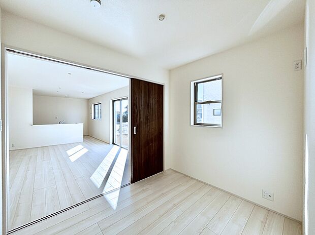 リビング隣接の洋室は個室としても利用できます