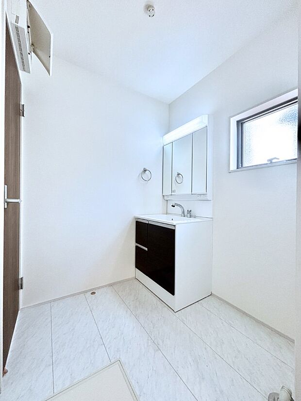 清潔感のある快適空間です。毎日の身支度も気持ち良くお使い頂けます。