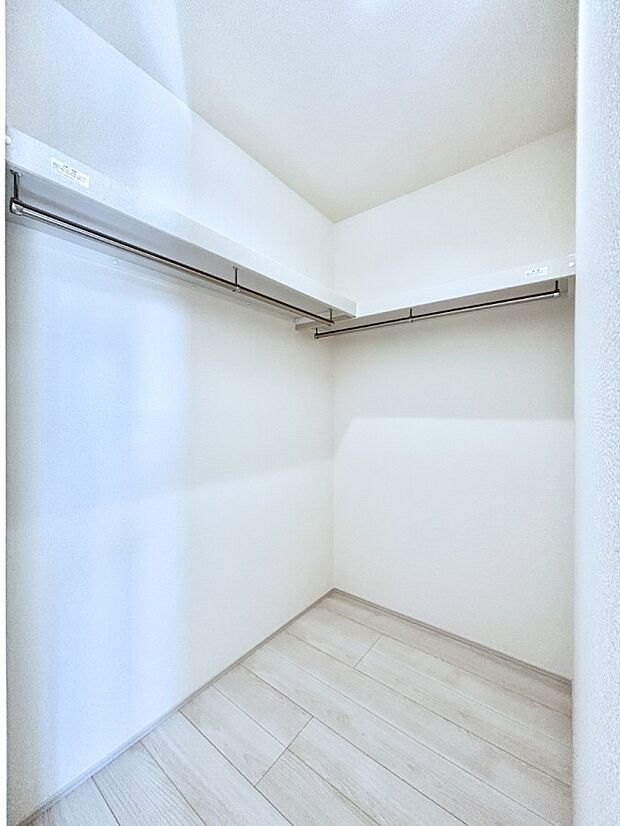 ウォークインクローゼットがあると、スーツケースや季節小物などをまとめて1か所に収納できるので、物の管理がしやすくなります。