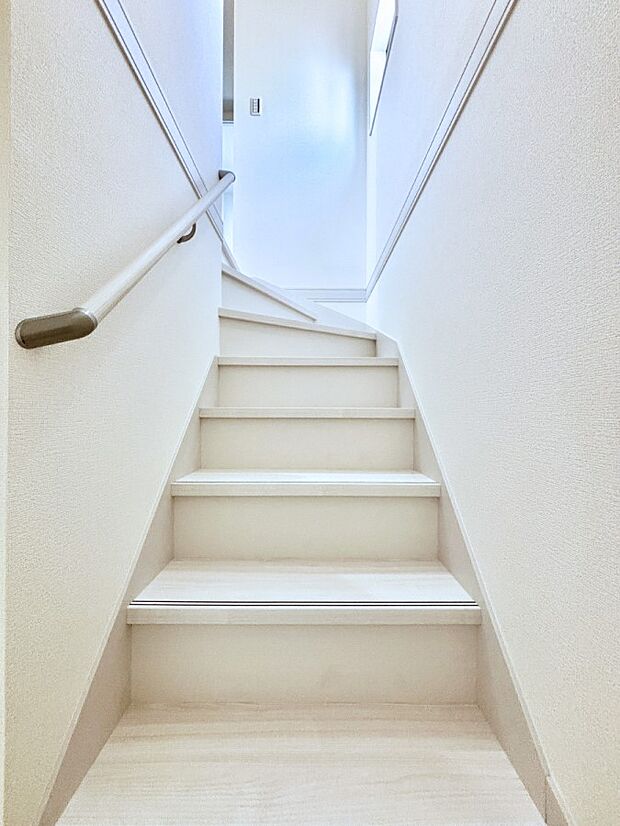 安全性を考慮し階段には手すりを設置しています