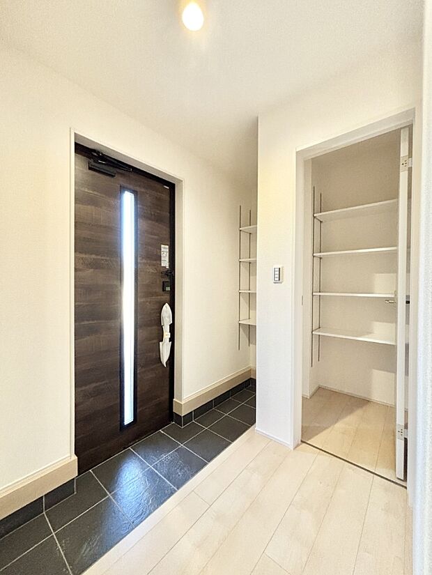 シューズインクローク付きの玄関。家族全員の靴や雨具などすっきり収納できます。