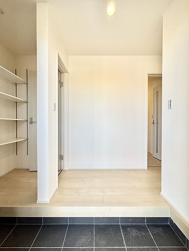 明るい玄関はお客様をお出迎えするのにぴったりです!