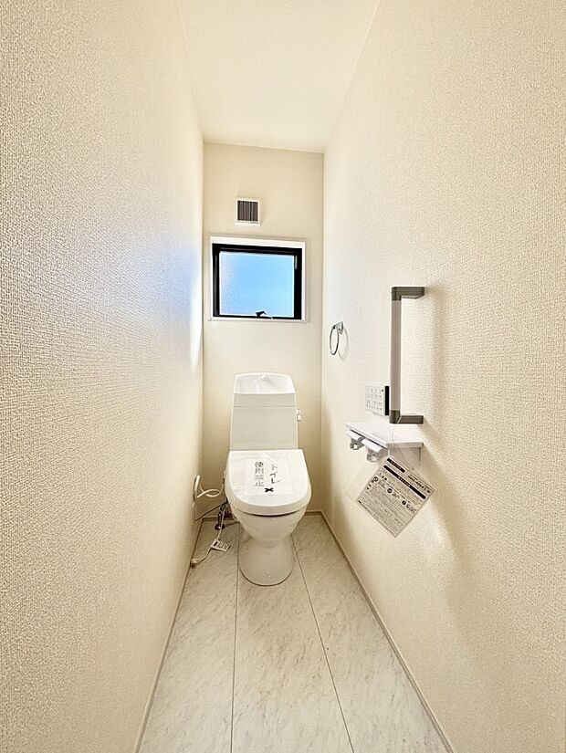 換気用小窓があり、明るく清潔な空間です。 