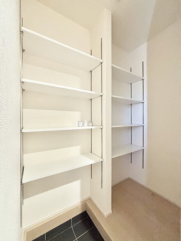 高さを調節できる可動棚付きのシューズインクローク。