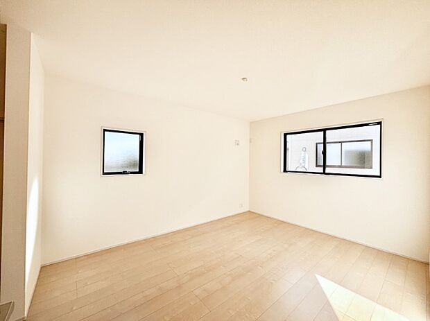 2面採光の洋室。窓から入り込む陽光がお部屋全体を優しく包み込みます!